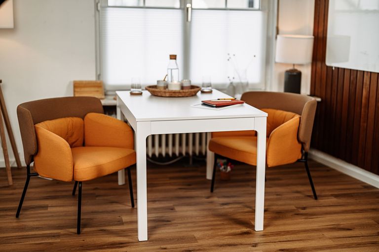 Foto des Praxisraums – zwei Stühle, ein Tisch und Flipchart