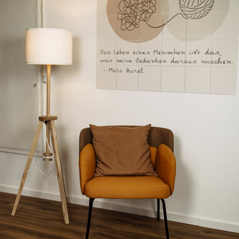 Foto des Praxisraums – Sessel mit Stehleuchte und Wandbild