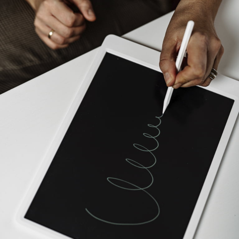 Eine Hand, die auf einem Notepad eine Abwärtsspirale zeichnet (Symbol für Erschöpfungssyndrome)