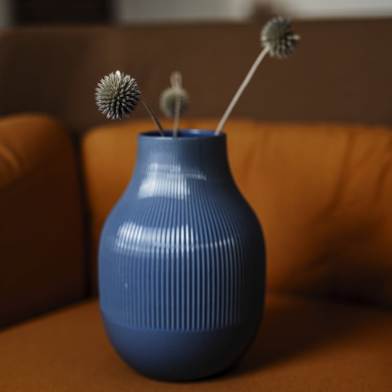 Mehrere Disteln in einer blauen Vase (Die Distel als Symbol für das Coronavirus)