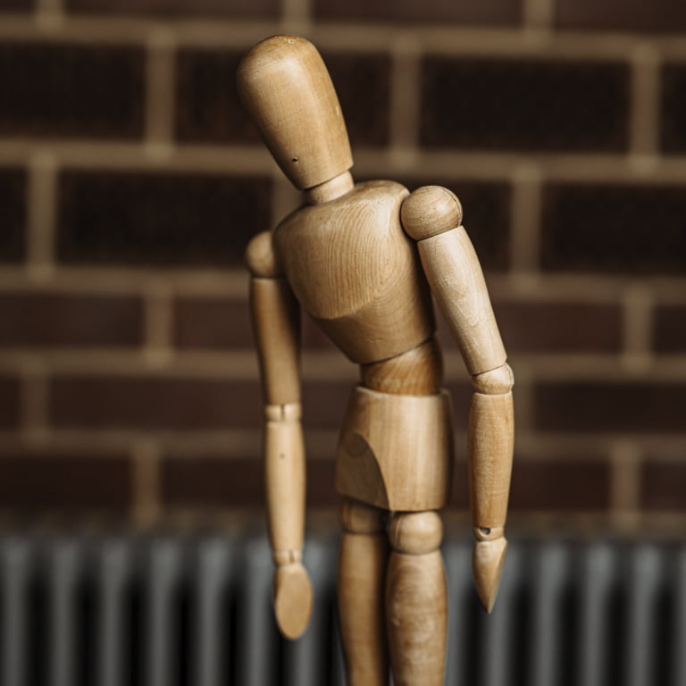Eine Holzfigur, die den menschlichen Körper darstellt (Symbol für Somatoforme Störungen)